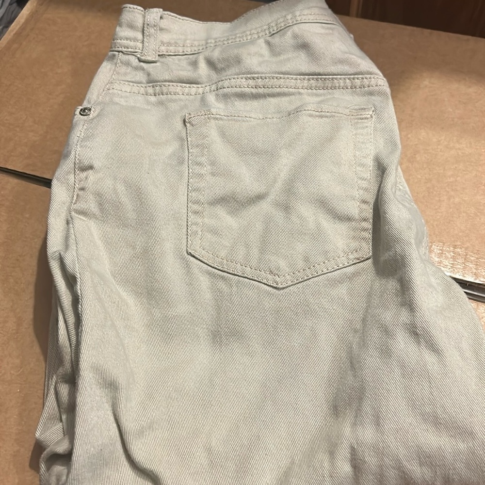 Gloria Vanderbilt capris 
Size 14
Khaki